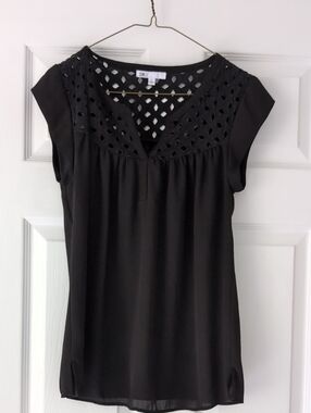 DR2 Black Lattice Yoke V-Neck Cap Sleeve Top